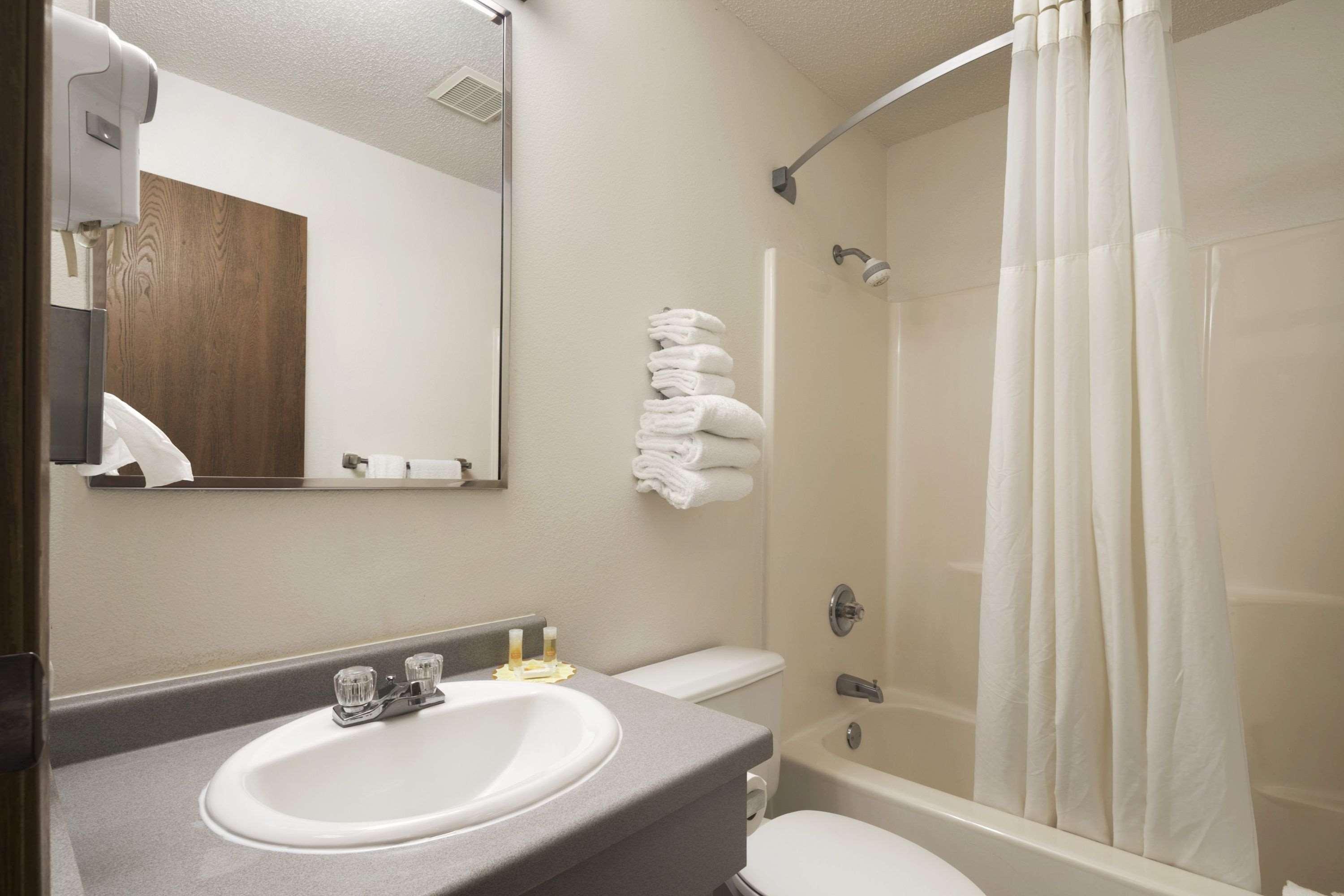 Days Inn By Wyndham Willmar Bagian luar foto