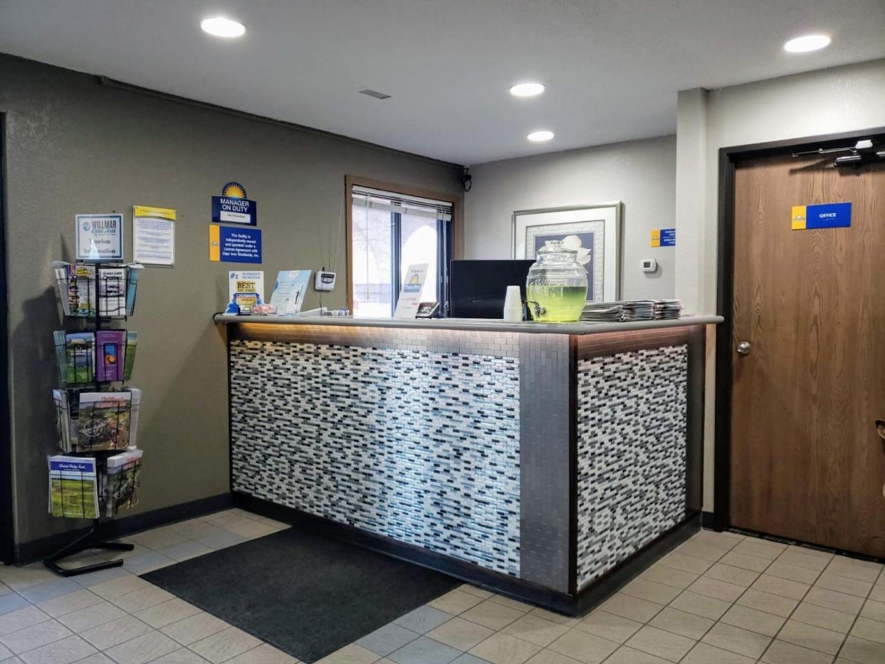 Days Inn By Wyndham Willmar Bagian luar foto